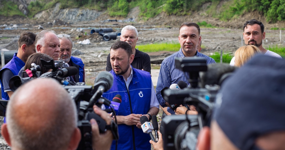 Dolgoznak a patak befogásán, keresik a sós tó helyét